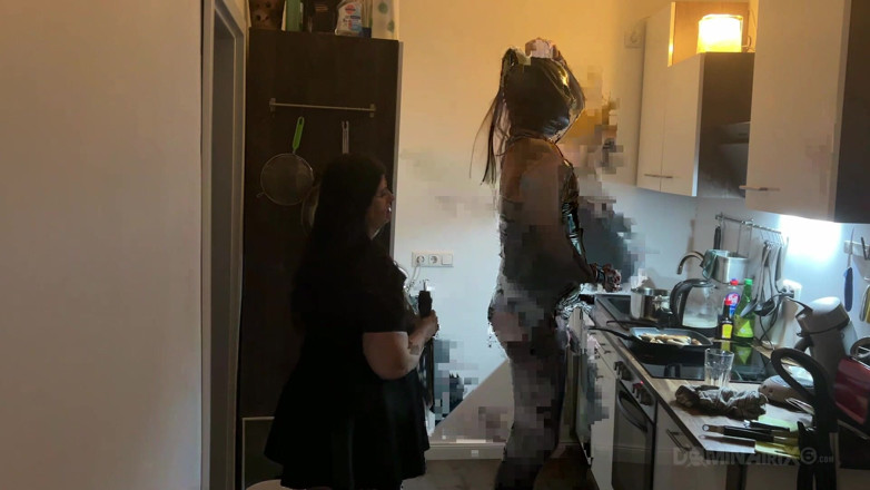 LadyPam: Dominante MILF dehnt latex-subs arsch weit in der küche