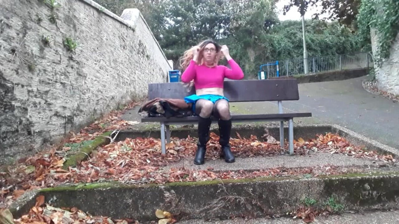 The Midnight Minx: Travestit în aer liber cu expunere și masturbare