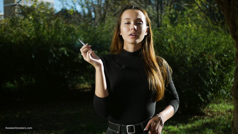 Russian Smokers: Awek Cantik Rusia yang menggodakan merokok dengan rokok di luar