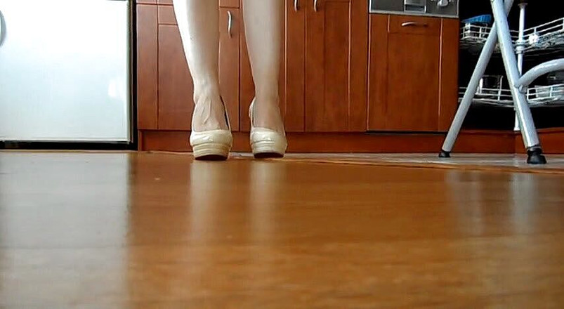 Foot Girls: Дроблення і топтання їжі