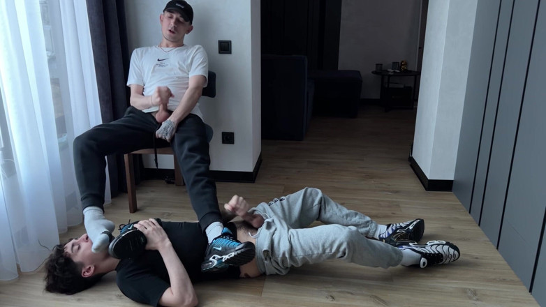 1JackDaniel: Renifle des chaussettes et les deux jouissent