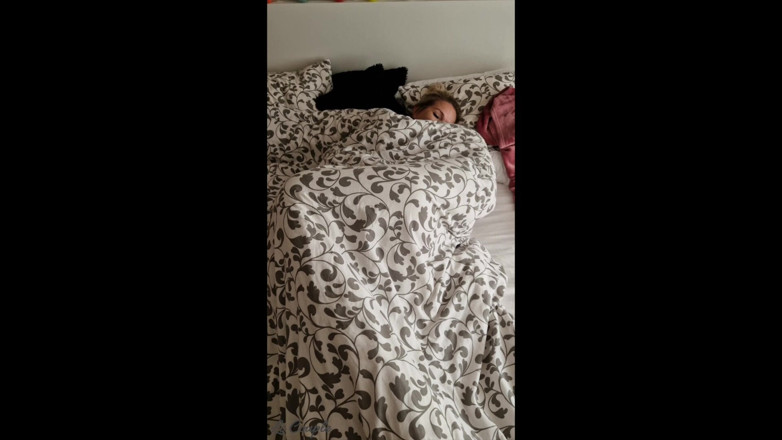 LC couple: Soțul o găsește pe soție masturbându-se sub pătură și începe să o...