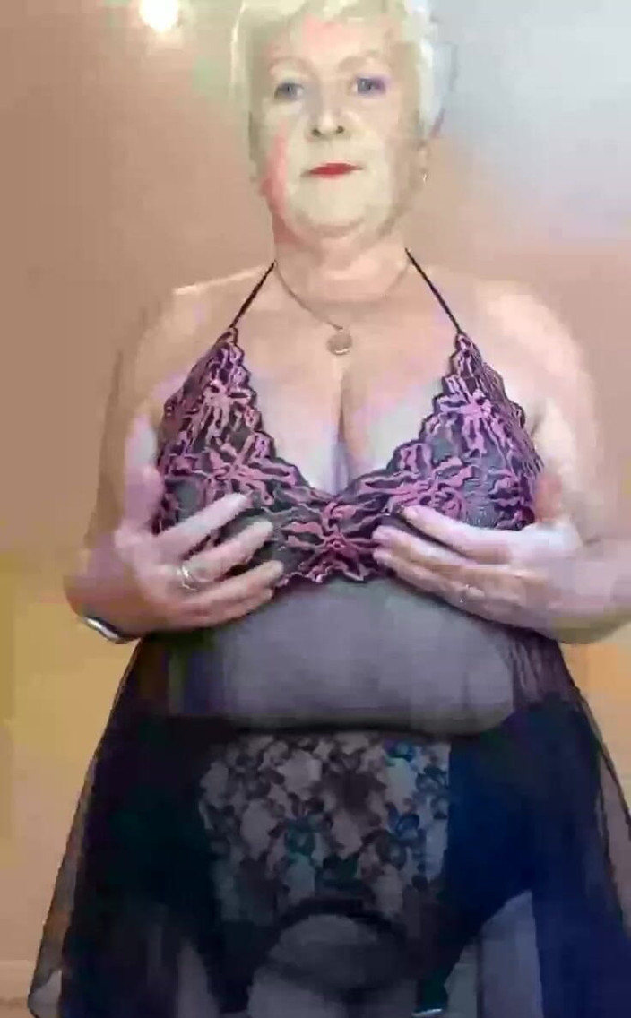 Uk Joolz: Chat veloce e provando la lingerie
