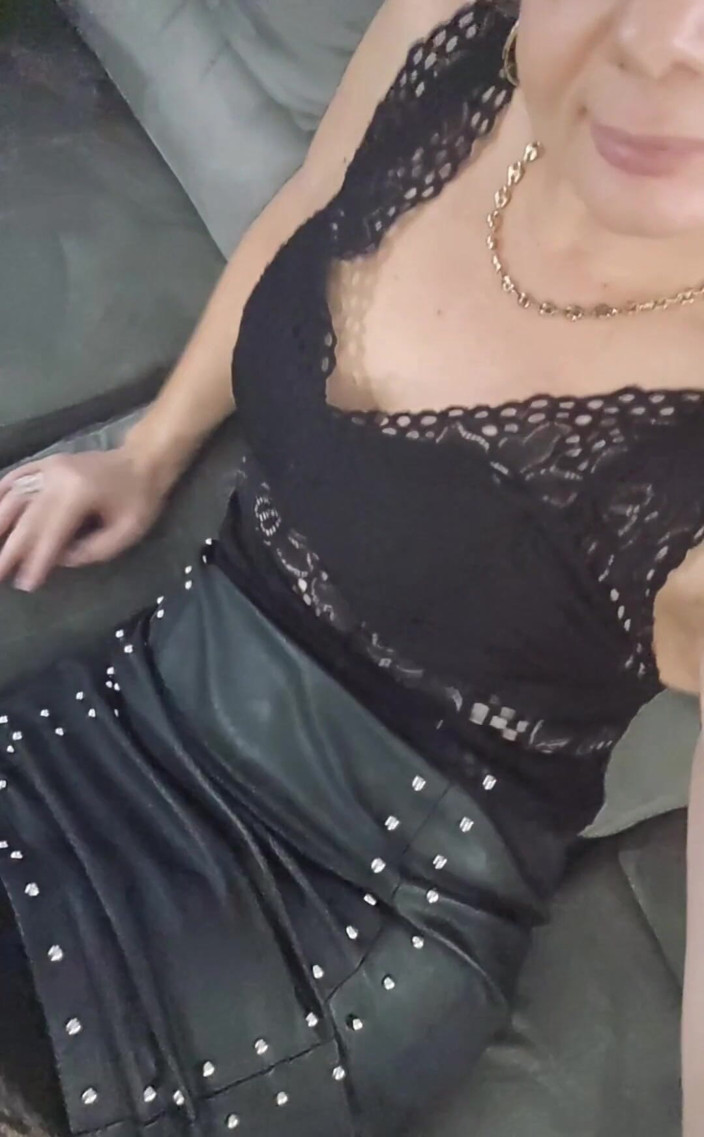 Sofy13: Milf con falda de cuero sexy - video corto