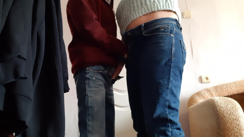 Lesbian-candys: Des demi-sœurs se masturbent et jouissent bruyamment en même temps