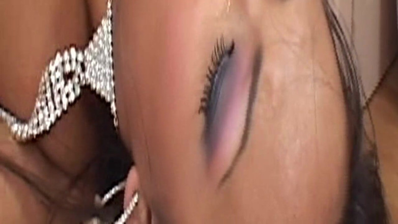 BANGORA RETRO CLUB: Une brune mature squirte sauvagement pendant une baise hardcore intense