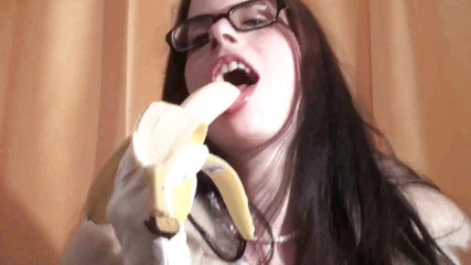 Femdom Austria: Spex brunetka mówi brudno podczas jedzenia banana