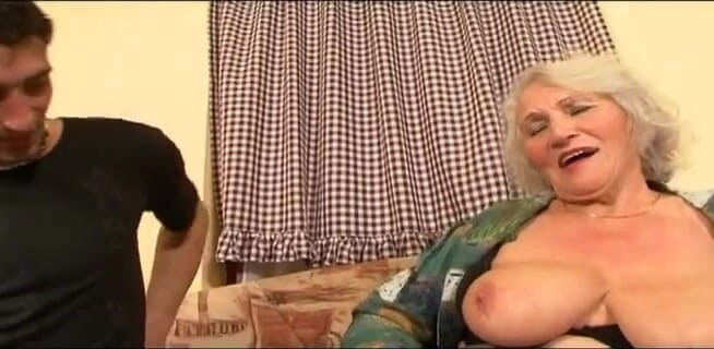 Gilfy Pleasure: La nonna dal seno grande si scopa il vicino