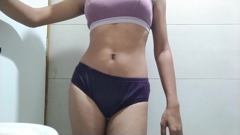 Surbhi453: デシ村のバービーが彼のデーヴァルとセックスする