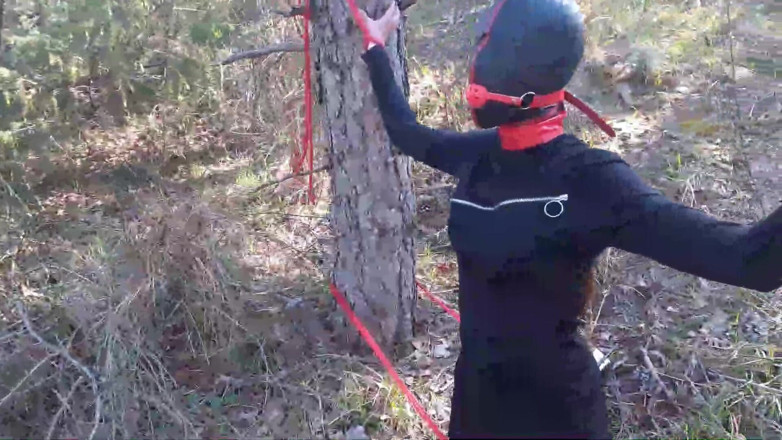 LauraOnHeels: Seks di luar ruangan di hutan. Pakai baju seksi dan...