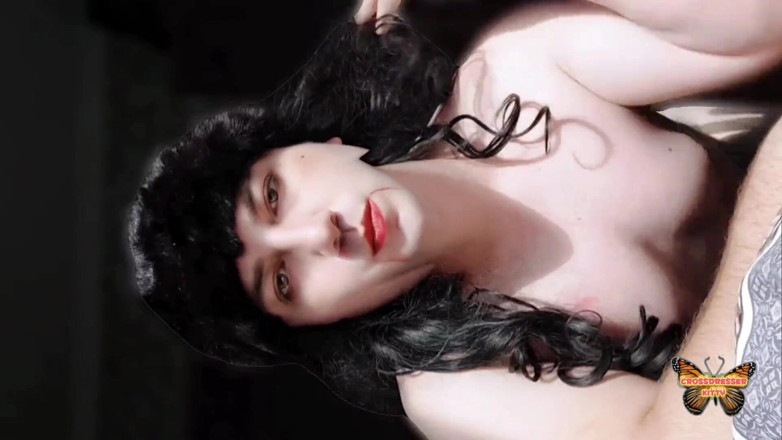 Kitty_Cross: Vampir femboy pirang yang cantik bersinar di bawah sinar matahari...