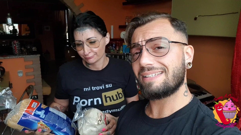 King Of Amateur: Doamna Muffin linge toată sperma lui Tommy