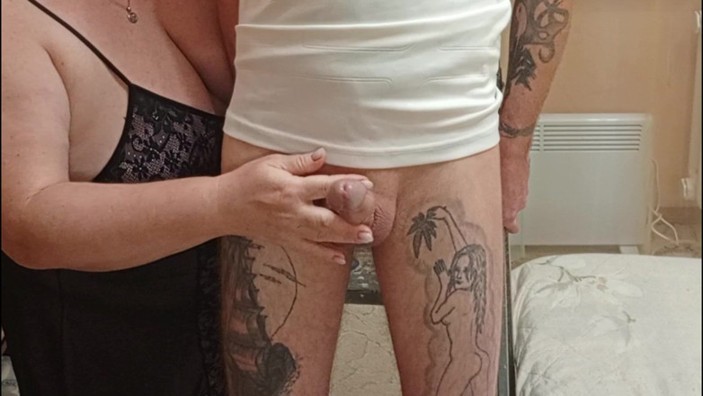 Zona901: Svärmor rycker av min kuk och ser mig sperma medan...