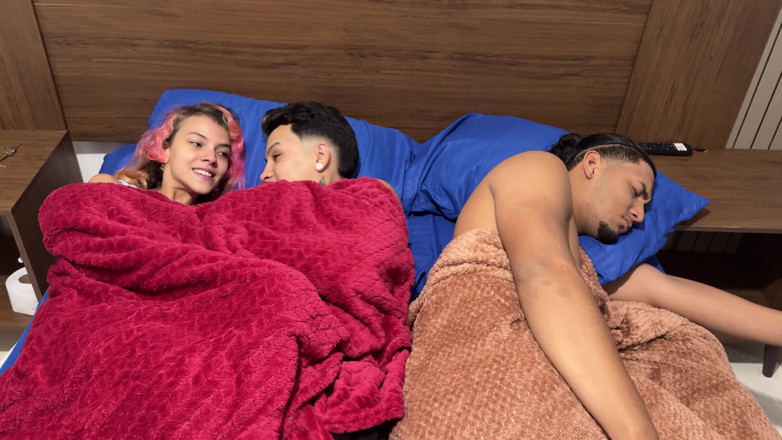 CatalinaPalvin: Pareja De Hermanastros Calientes Tienen Relaciones Sexuales Mientras Su Padrastro...
