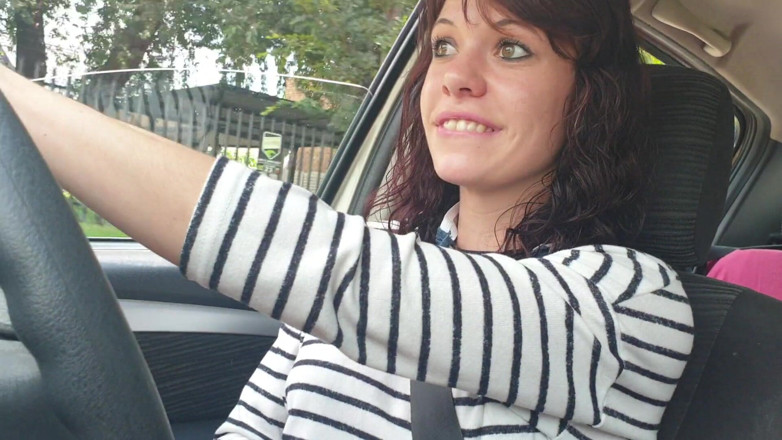 petite-mia: Faccio un giro in auto mentre gioco con la mia...