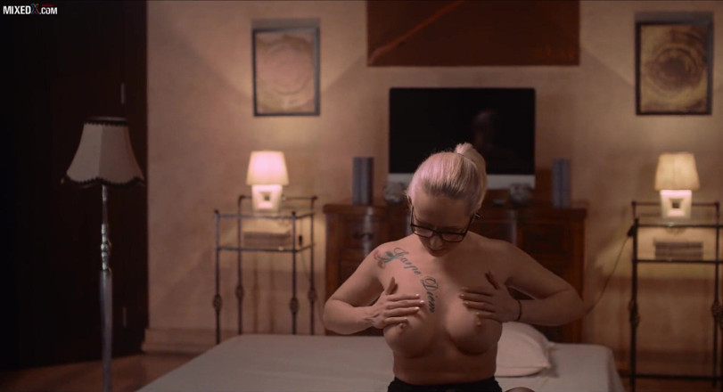 MixedX: Seksi ateşli orta yaşlı seksi kadın Christina Shine yapay zekayla...