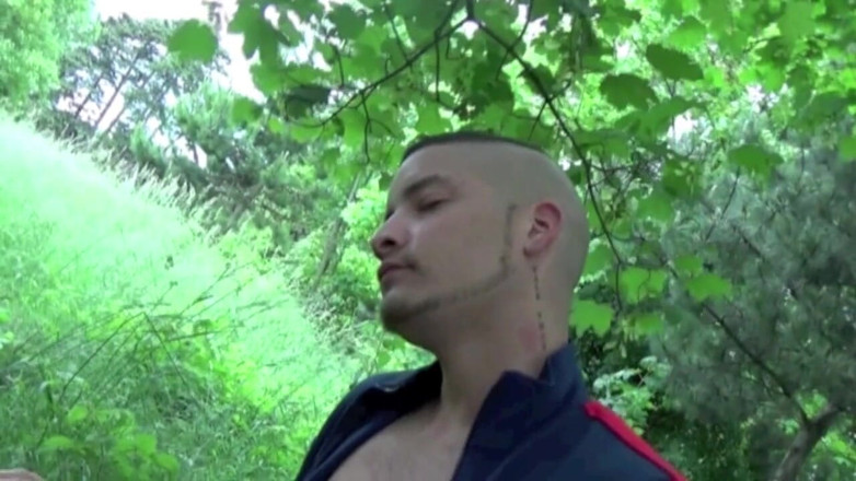 Gaybareback: Latino baisée dans la forêt par un garçon haut français