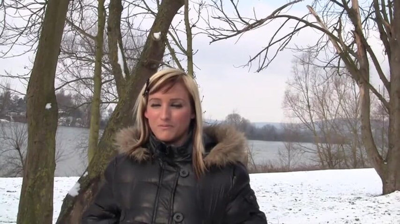 Stephprodx: Jessica la jolie blonde suce sa bite bien dure dans...
