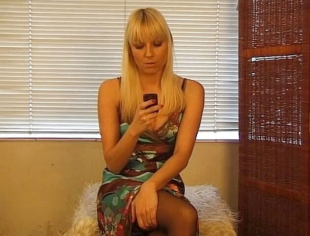 Flash Model Amateurs: Awek blonde comel bercakap di telefon dan bermain dengan teteknya