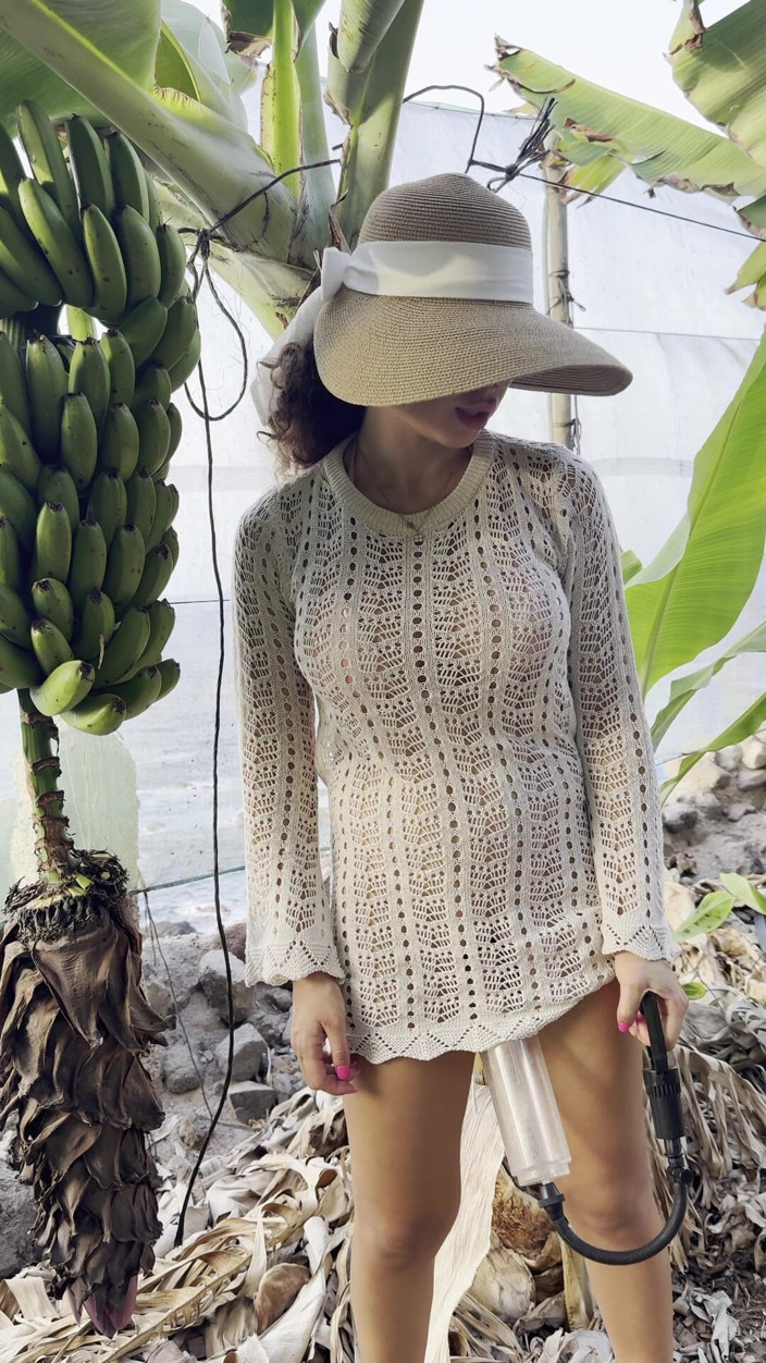 LadyAna: 一个穿着大阴唇在野外散步的女孩