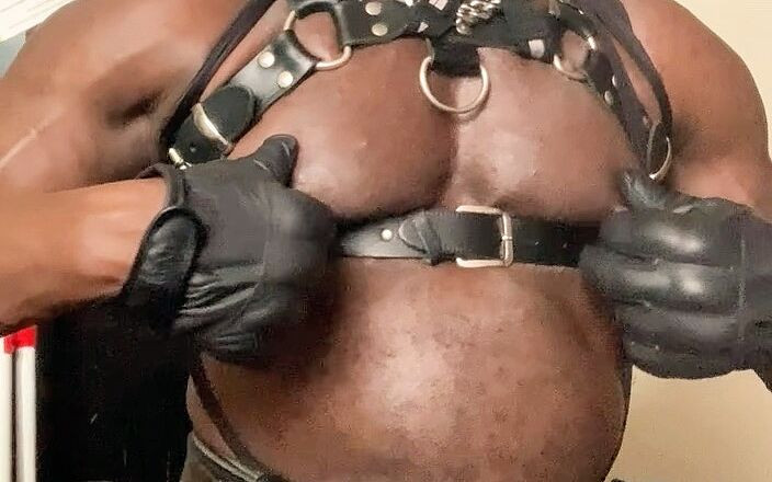 Black butt muscle: Маслянистые черные мышцы Roid Gut дрочит большим черным членом и кончают, соло-сессия