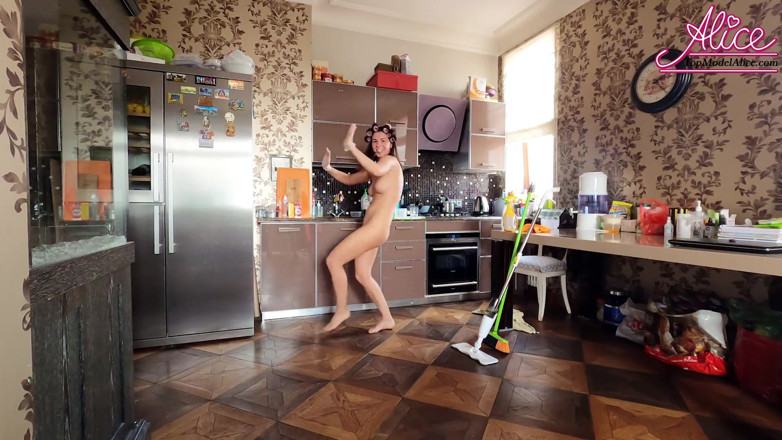 Alice KellyXXX: Soție sexy se distrează dansând goală în timp ce curăță casa