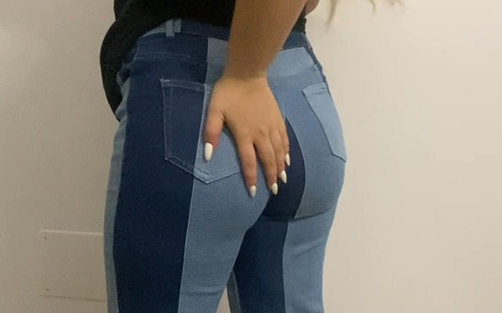 NipsAndStrips: Peidando em jeans azuis apertados