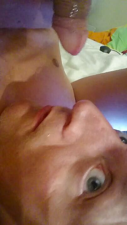 Lov2selfsuck: Polla lentamente crece duro en la boca