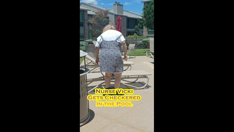 BBW nurse Vicki adventures with friends: 看護師ヴィッキーがチェッカーを着てプールへ