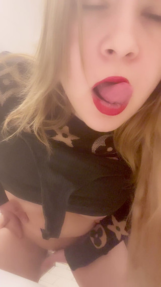 Lizze21: Граю з моєю неслухняною пиздою і дрочу пальцями мою дупу