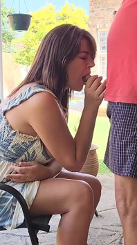 Milf chupa mi polla después de ayudarla con su piscina