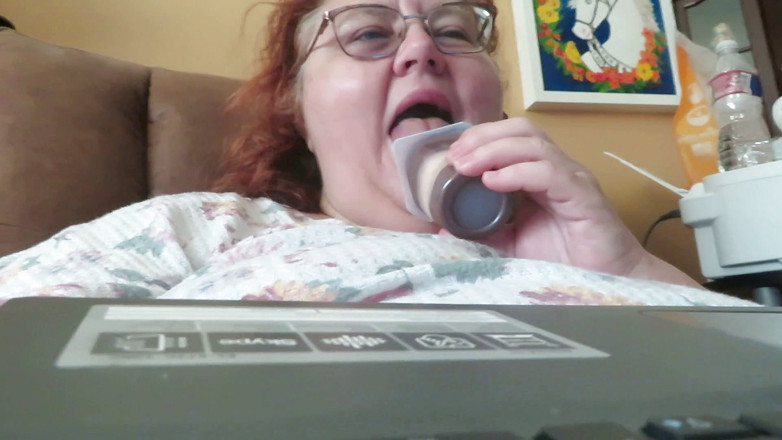 BBW nurse Vicki adventures with friends: Zjadam mój kubek budyniowy dla karmicieli