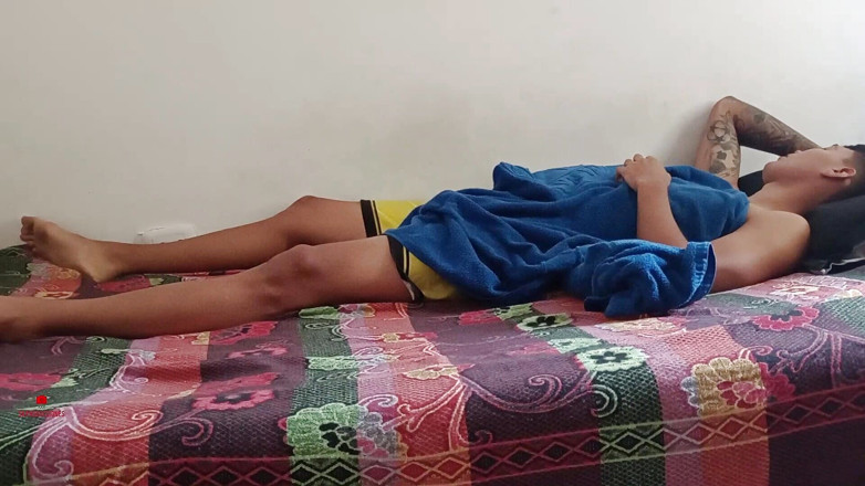 Rouss: Um casal de meio-irmãos quentes estão em sua cama e...