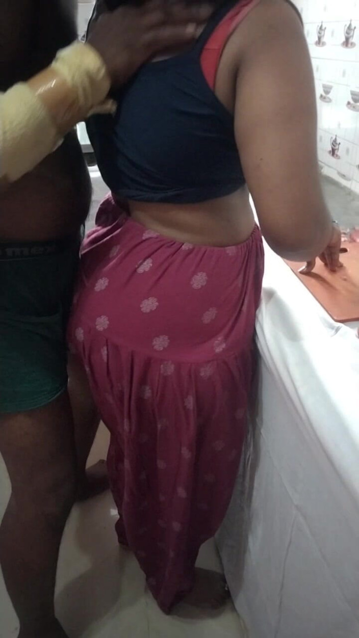 Tamil lesbian: Làm tình nóng bỏng trong nhà bếp khi cô ấy nấu ăn
