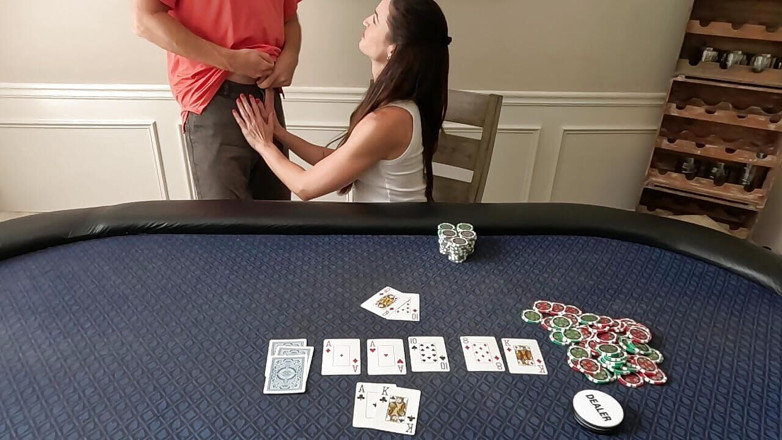 littlebuffbrunette: Une fille de poker all all in et perd plus...