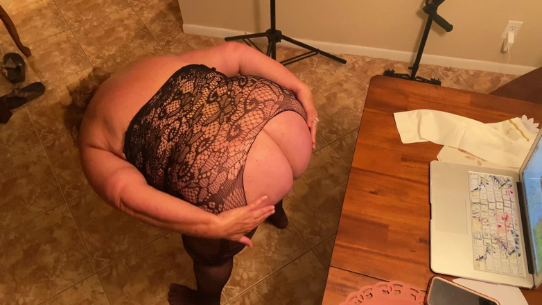 Big Ass 4 U: Laissez cette cam girl être la fille de vos rêves