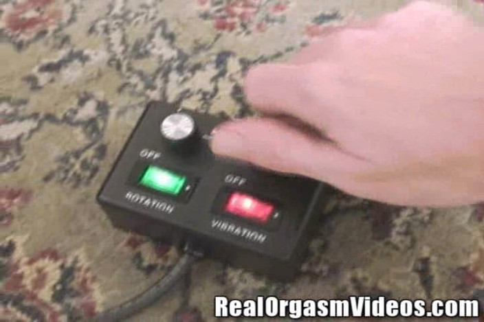 Sybian Orgasm Videos: Красуня блондинка з смоктаними цицьками ковзає пиздою на щасливому вібраторі на sybian!