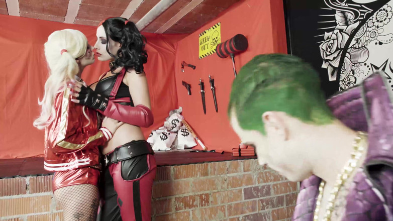 PORNBCN: 4K - Tonåring trekant cosplay 2 lesbiska Harley Quinn med en jätte...