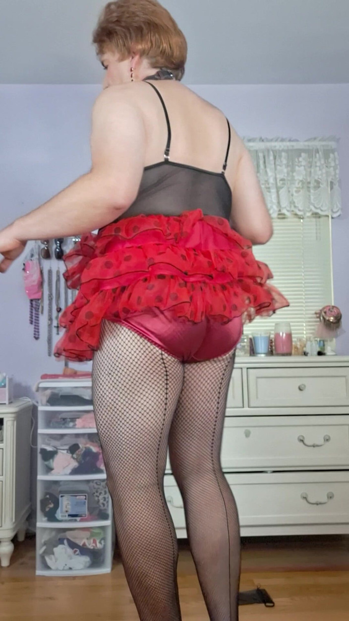 Victoria Lecherri: Sissy Vicki si masturba in mutandine di raso e calze...