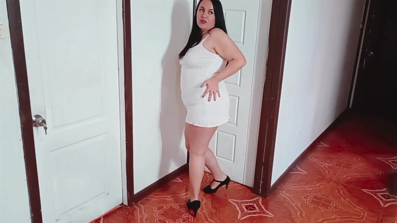 Kellyhotstepmom: Regarde le corps de ma belle-mère pendant que tu t’approches...
