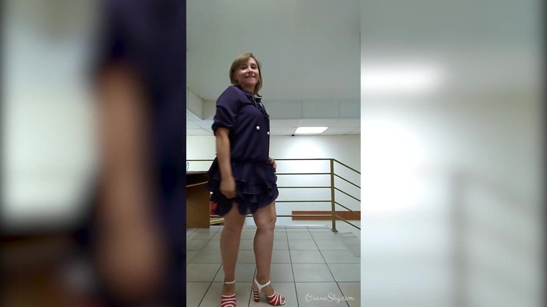 MILF Oxana: 秘書のオフィスでの点滅自撮り写真