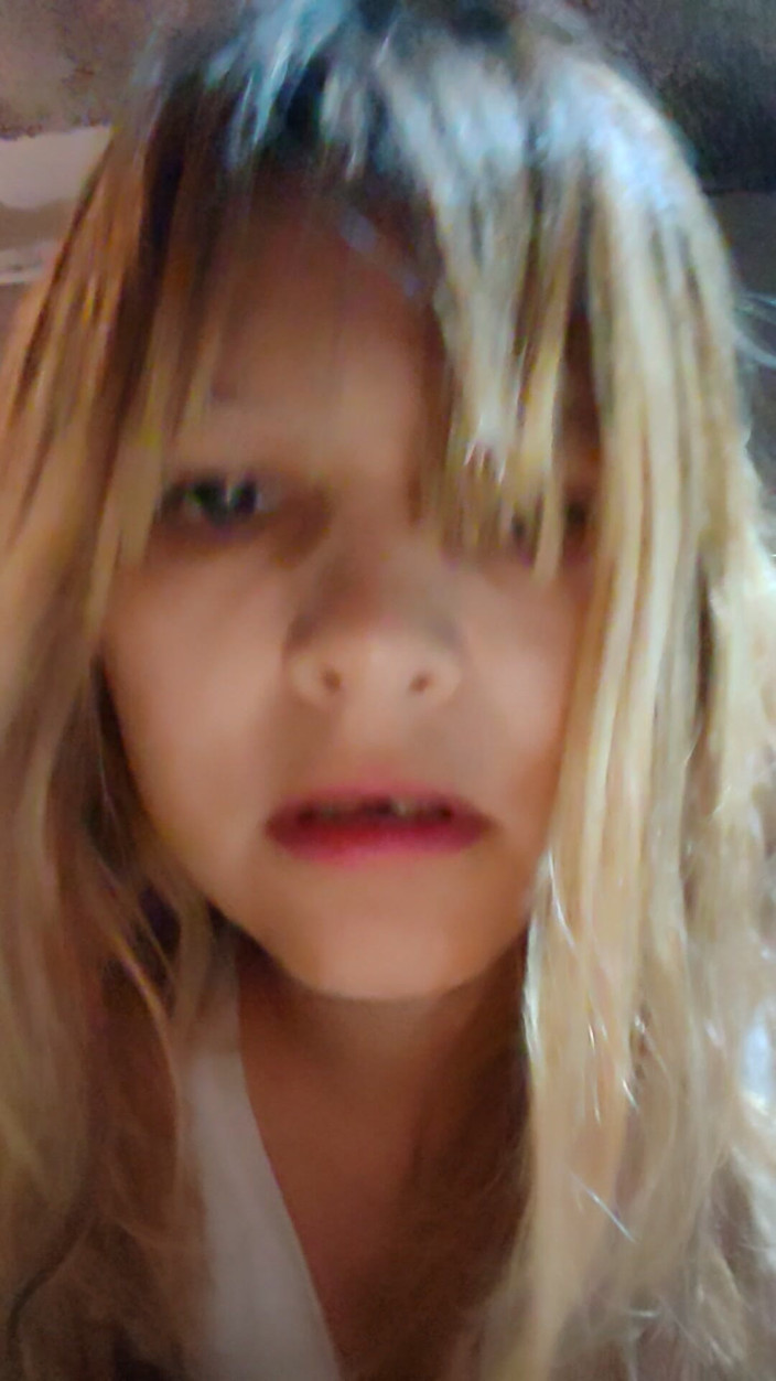 Lusi: 베개로 자위하는 불만족스러운 마누라
