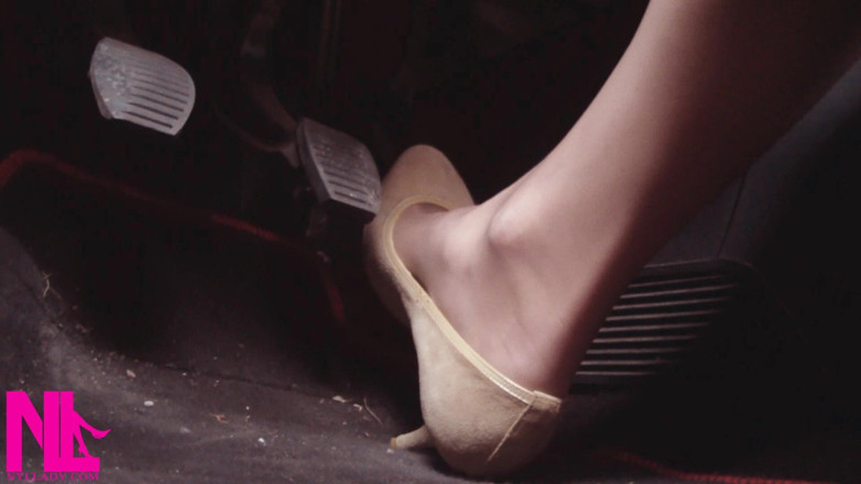 Nyllady: Conduire vite dans des pompes Beige sur le chemin de...