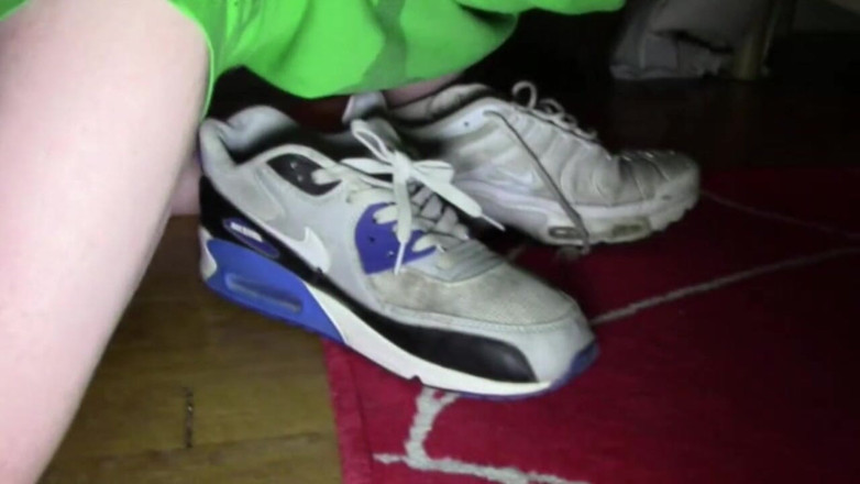 Gaybareback: Leo preñada en polla y zapatillas de Tim Cosla