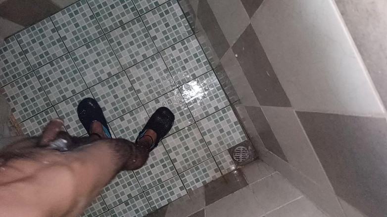 Cute boy jerks off: Junge masturbiert und wischt den ganzen körperhaare auf seinen teilen...