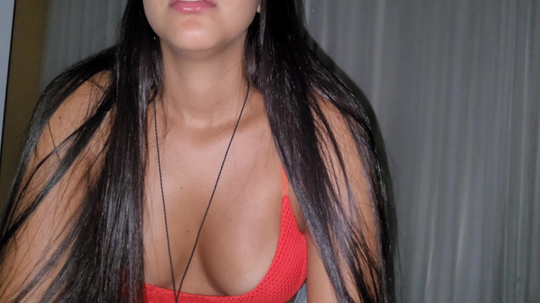Strimermodel: Une brune infidèle éternue