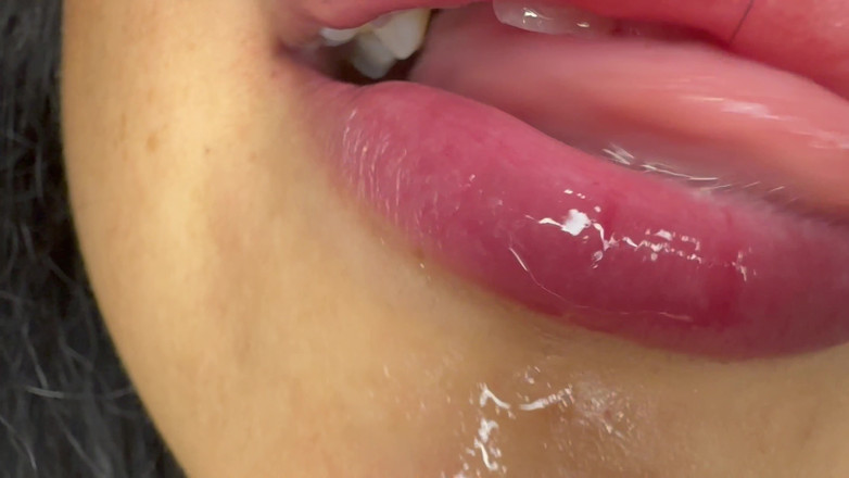 Asmr_mouth: Giantess tükürüp sana onun üveulasını gösterecek misin