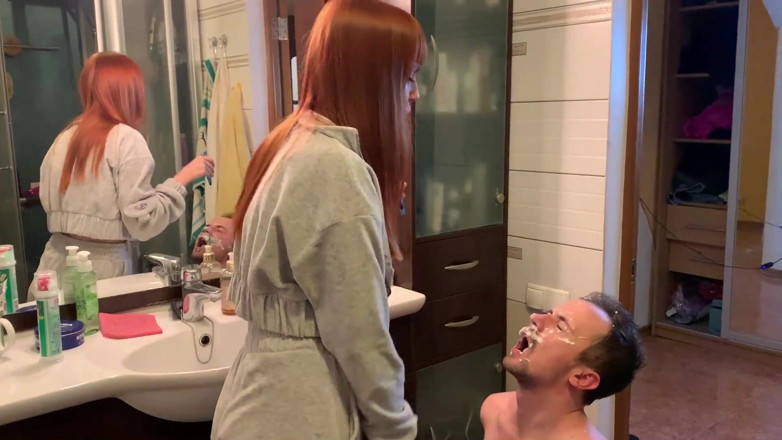 Petite Princesses Femdom: Une rousse se brosse les dents et crache dans la...