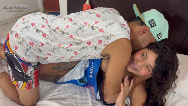 Bigboobssex: Üvey kız kardeşimin boynunda ve sırtında acı var ve ona...