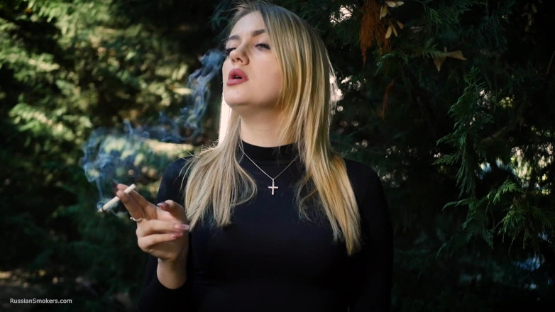 Russian Smokers: Cewek hot rambut pirang lagi asik merokok di alam terbuka